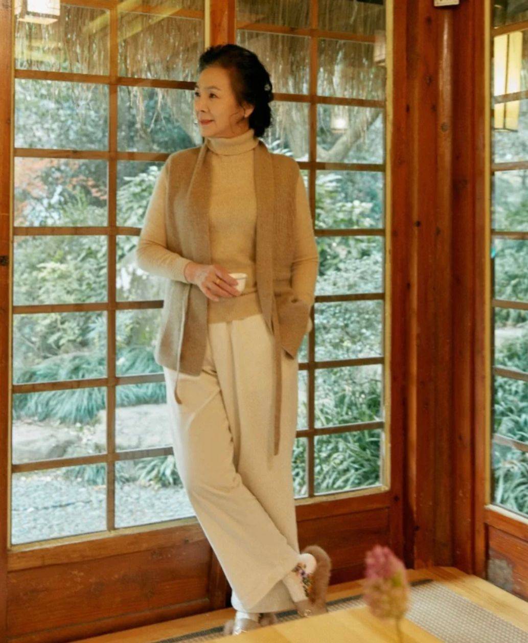 显得 65岁阿姨才不扮嫩,穿毛衣和1米9儿子度假,从容老去把日子过成诗