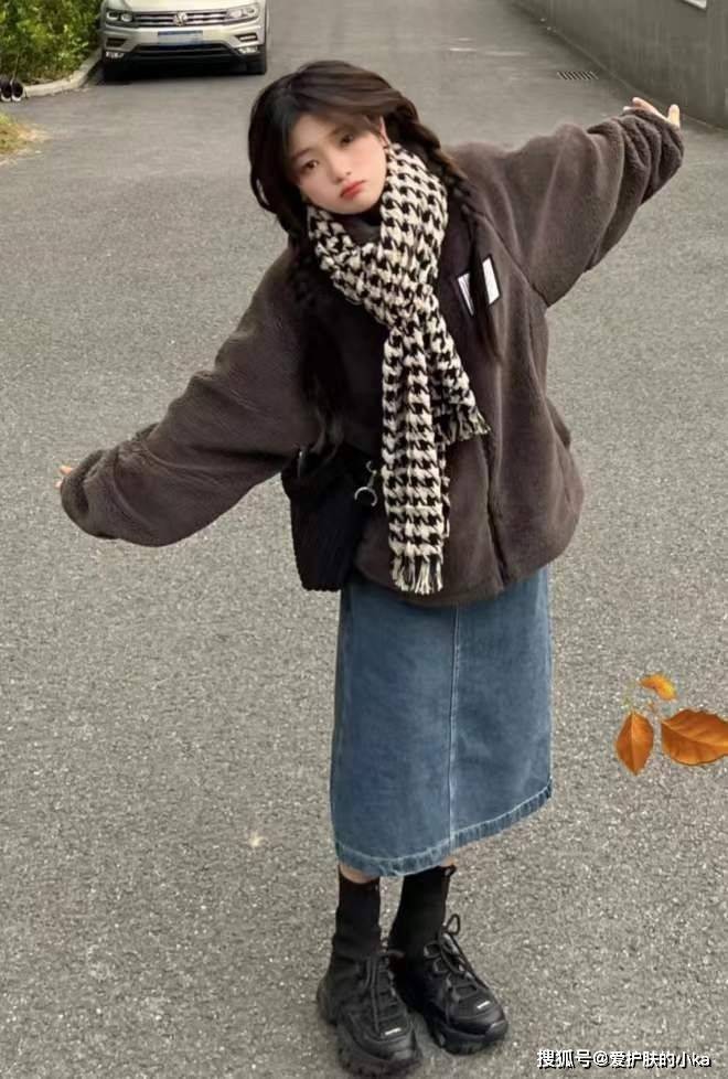 运动鞋 百元级别的时尚单品摇粒绒，配半裙，搭直筒裤，初春这样穿好时髦