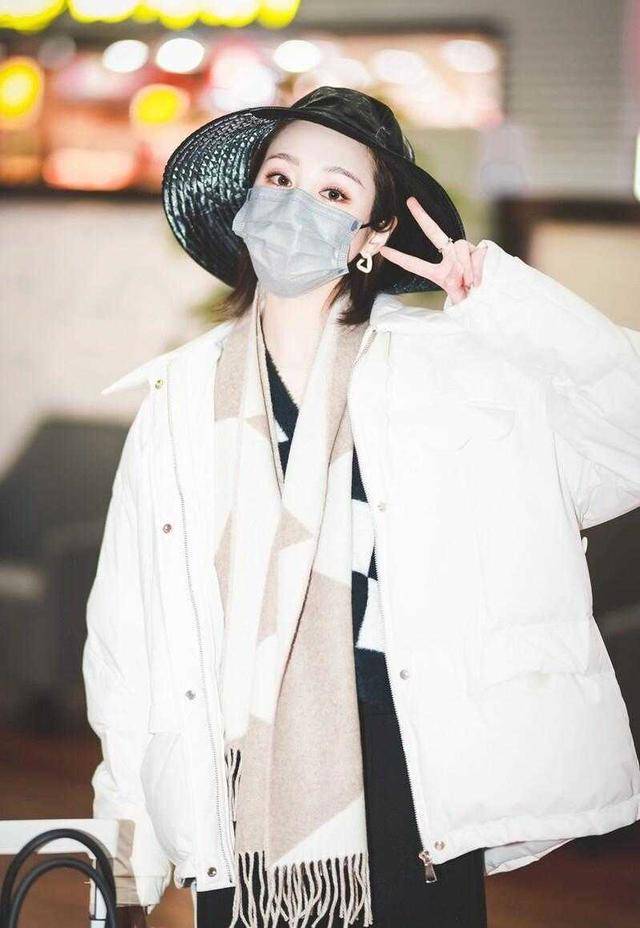 羽绒服 李纯走机场也太时髦了，白色羽绒服配阔腿裤，戴帽子洋气减龄