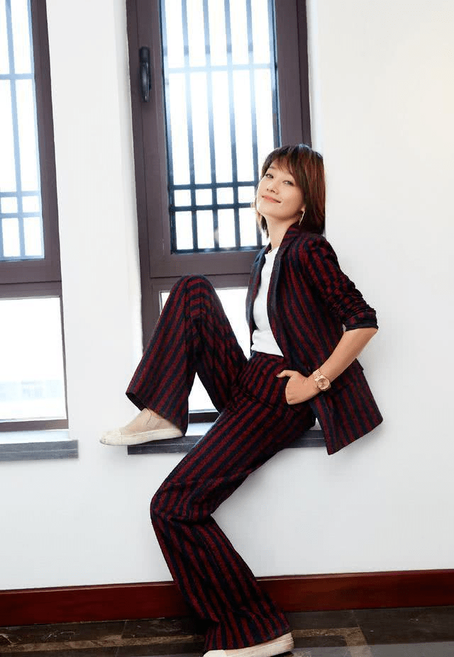 方脸别再削尖骨头动脸了,这5位女星告诉你,方脸才大气耐看且抗老