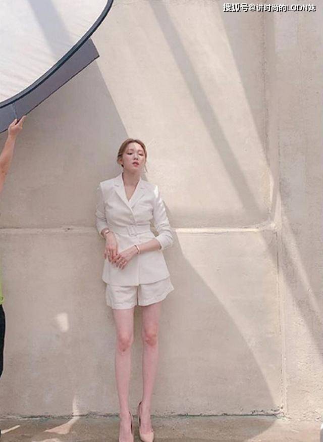 黑色 论“腿长”关晓彤都输给她！再难穿的衣服，也穿出腿长两米既视感