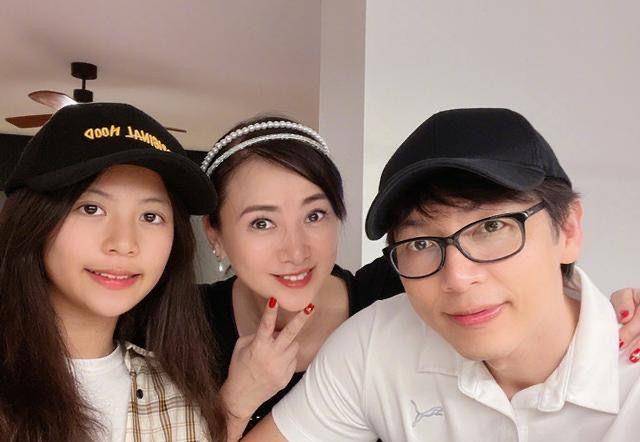 大衣 翁虹一家三口出游，女儿眉眼像爸爸，翁虹穿大衣戴金链像贵妇