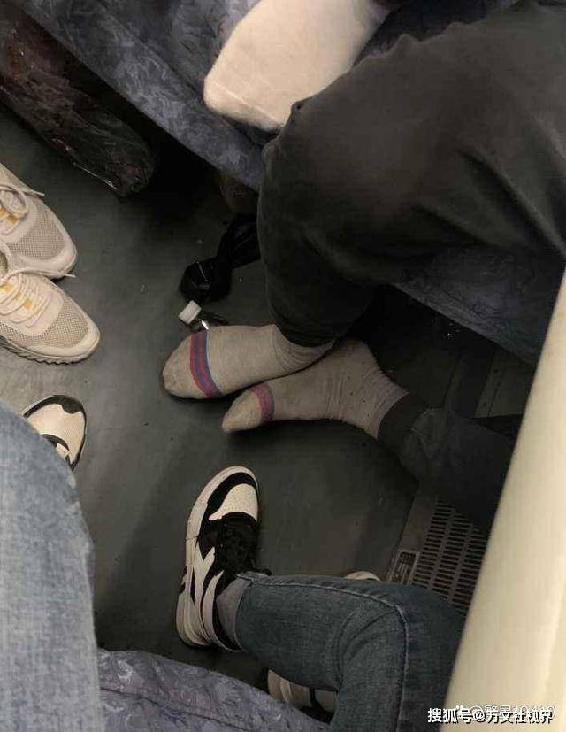 火车站脱鞋晒脚图片