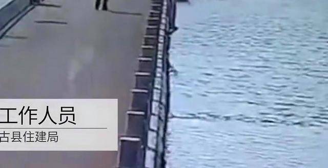 男子为拍视频，一脚踢下栏柱，致215根断裂，这是多米诺骨牌吗？