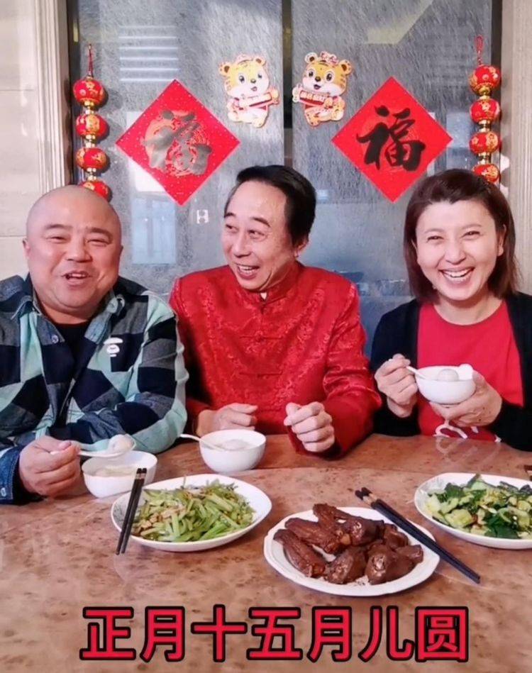 冯巩与闫学晶同框聚会餐食朴素好低调女方素颜浮肿双下巴抢镜