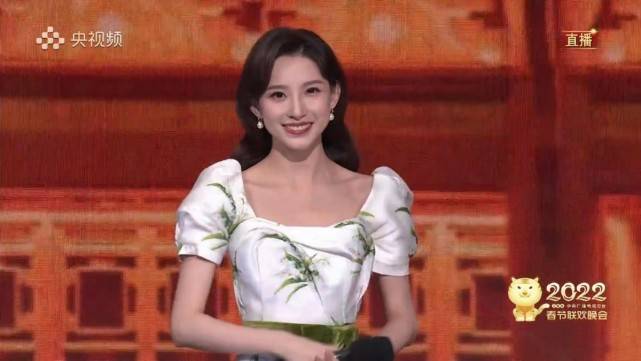 细节 马凡舒登台央视赢了春晚!首次主持元宵晚会,穿礼服气场更强了