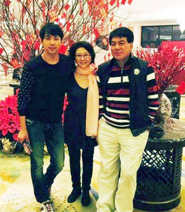 朱时茂与妻子的幸福婚姻就像一面镜子,潜移默化地影响着儿子朱青阳.