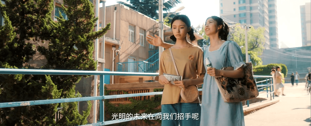 年代 林允新剧当女主挑大梁，过度滤镜看着不像年代剧，但穿得挺朴素的