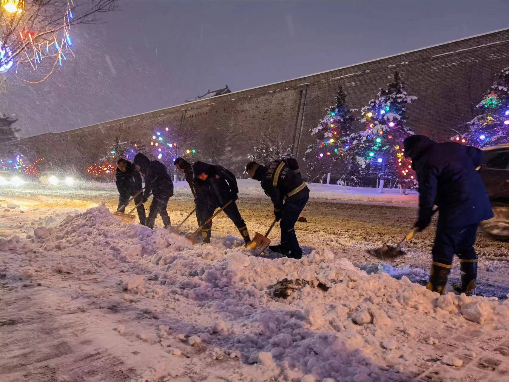 瑞雪迎春润平城合力清扫保畅通以雪为令山西省大同市平城区在行动