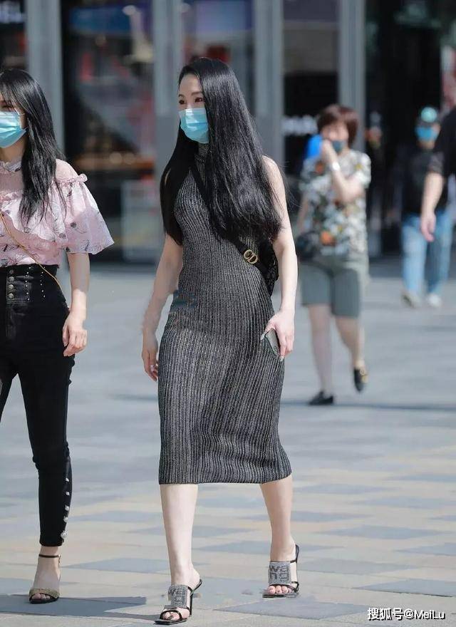 喇叭裤 穿搭出众“大方”的美女，可以更好地展现自己，似乎成了一种潮流