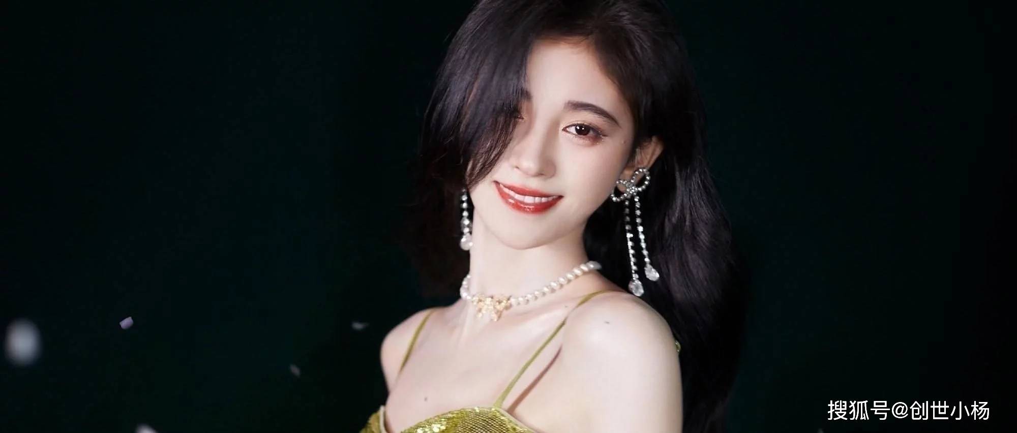 什么鞠婧祎画风大变，身穿吊带裙尽显气质，网友：虽然美但是没有灵魂