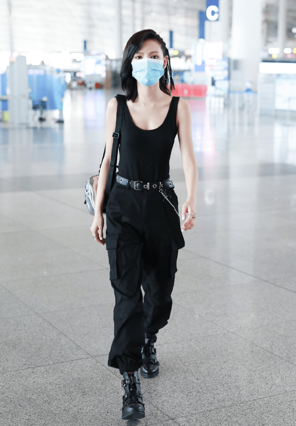 被张予曦惊艳了,穿黑色背心配工装裤,网友:王思聪前任中最帅的_整体