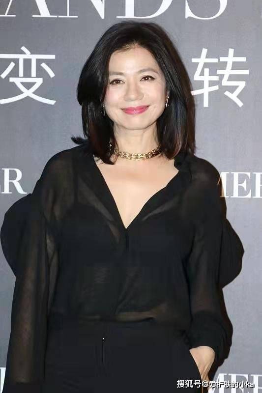 色彩 天然脸到了老年也优雅,钟楚红简单衬衫就很美,风采不减当年