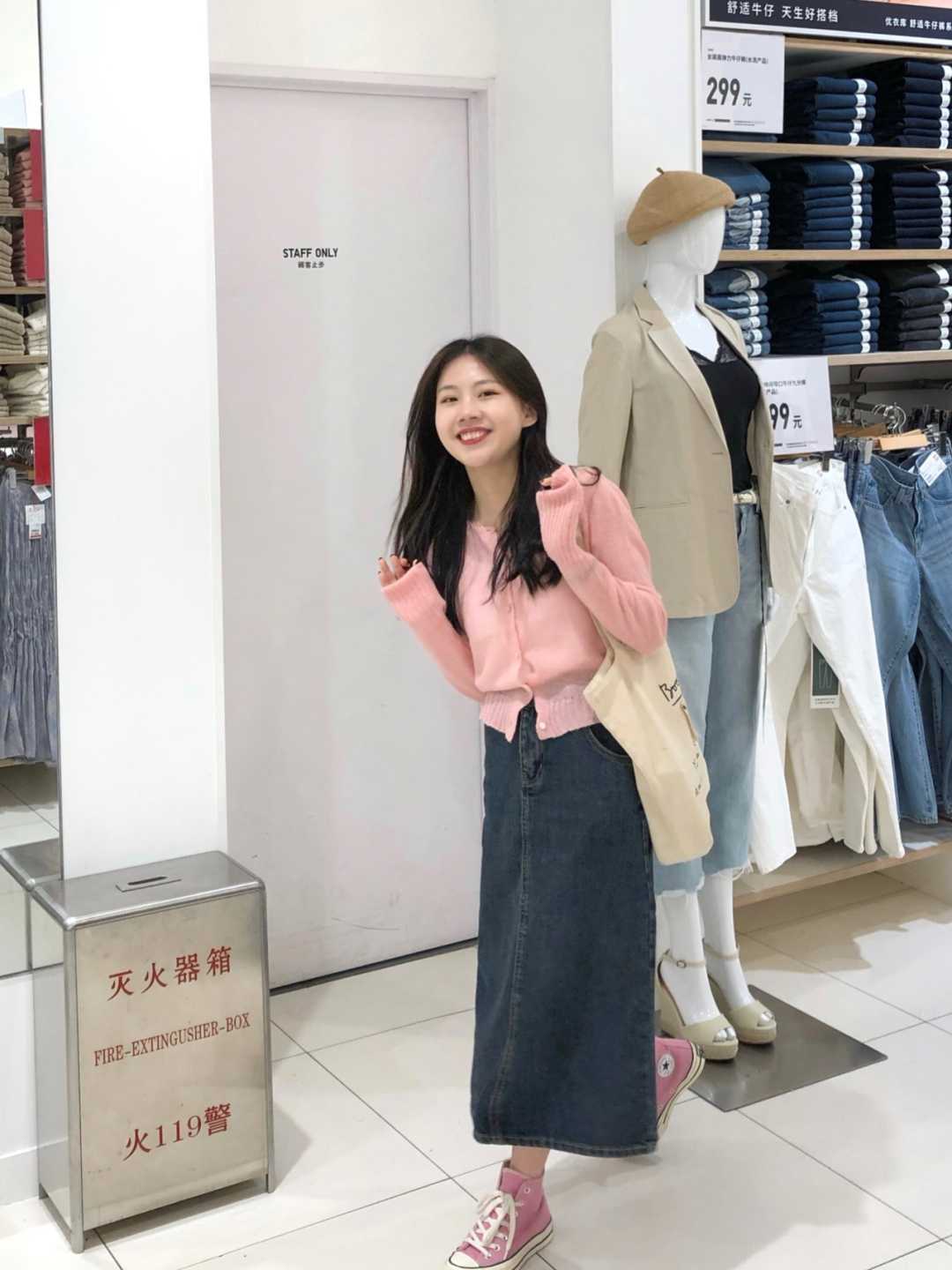 设计 开春不知道怎样穿？用粉色毛衣搭配这几条下装，真的封神了