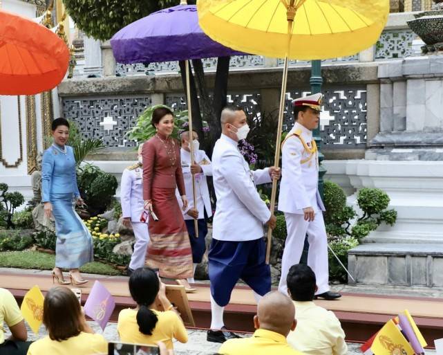 妮娜 泰国帝后夫妇带两位女儿营业！苏提达穿红裙迷倒国王，笑容太甜了