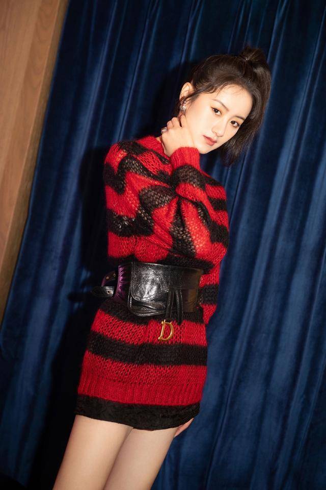 袁冰妍 气质感真令人心动，这么晃眼的“褶子裙”，穿上竟不显胖