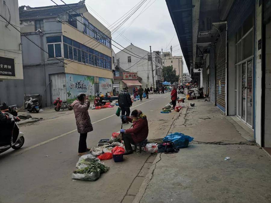 【微靖江】遍布靖江大街小巷!占道经营的商家,请给行人让路!