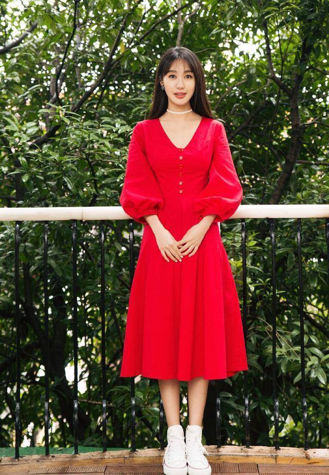 身材 李菲儿气质挺有“初恋感”,穿雪纺长裙凹凸感太诱人,衣品绝了