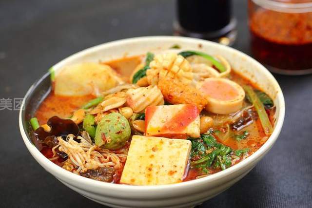 经常吃的杨国福麻辣烫也要上市了一个东北小店主的逆袭