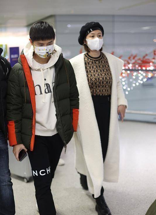 睡袍 田亮夫妇现身不像夫妻像母子,妻子裹睡袍似贵妇,田亮穿成大学生