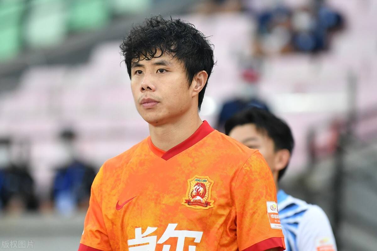 武汉队倒打一耙,指责蒿俊闵太冲动,国足输球都能躺枪_工资_奖金_高层