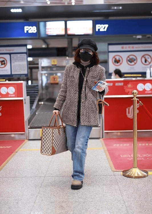 卫衣 初春基础款穿搭技巧！小香风配黑色卫衣，简约又高级