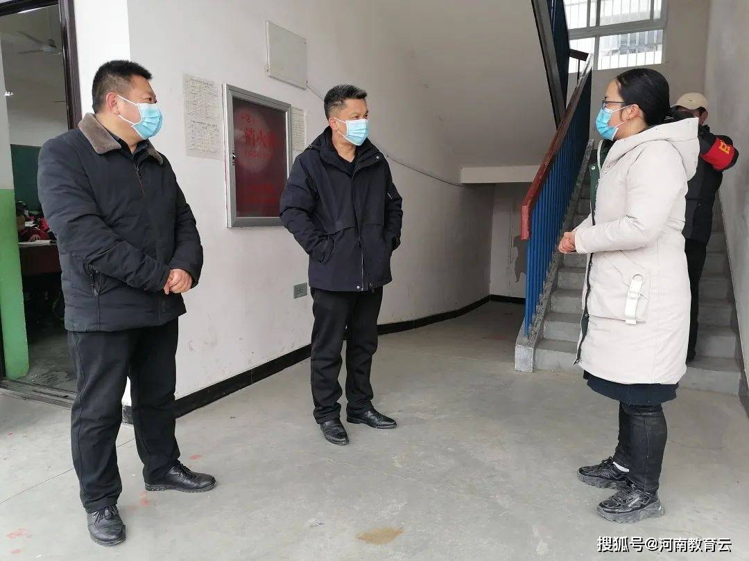 正阳县教育局党组书记,局长秦海林深入中小学校检查指导