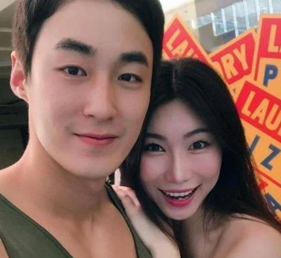 生下|42岁老阿姨与25岁小鲜肉结婚,顺利生下双胞胎,网友:令人羡慕