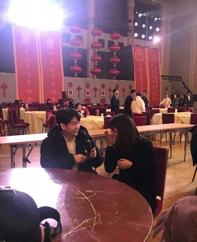 黑色 陈晓陈妍希夫妇现身，穿黑装低调保暖，陈妍希36岁依旧还是少女颜