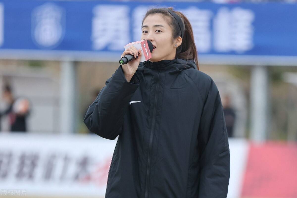 在此次中国女足夺冠后,赵丽娜也是和球迷多有互动,先是让大家不要操心