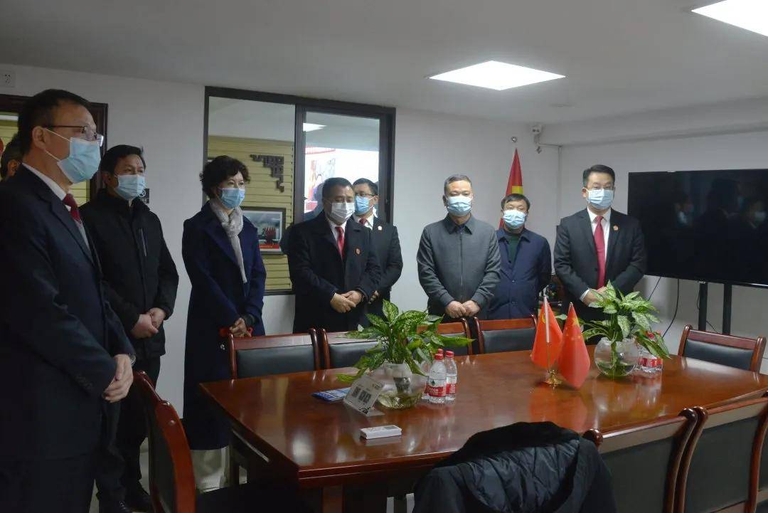 常务副院长赵志军,市中院党组书记,院长杨晓春,区委书记余捷陪同调研