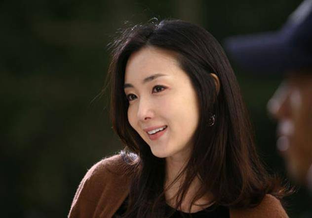 悲剧女王,43岁嫁小9岁职员男友,综艺复出赚奶粉钱,网友:期待_崔智友