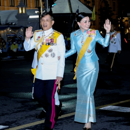 拉隆 泰国帝后夫妇的对视超甜！苏提达穿红衣太明艳，诗妮娜不在笑得美