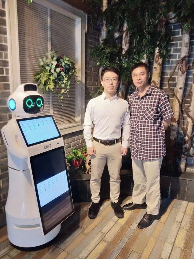 男还特意谈起当年采访赵六茹(湖北省楚天筝会副会长,中国古筝学会理事