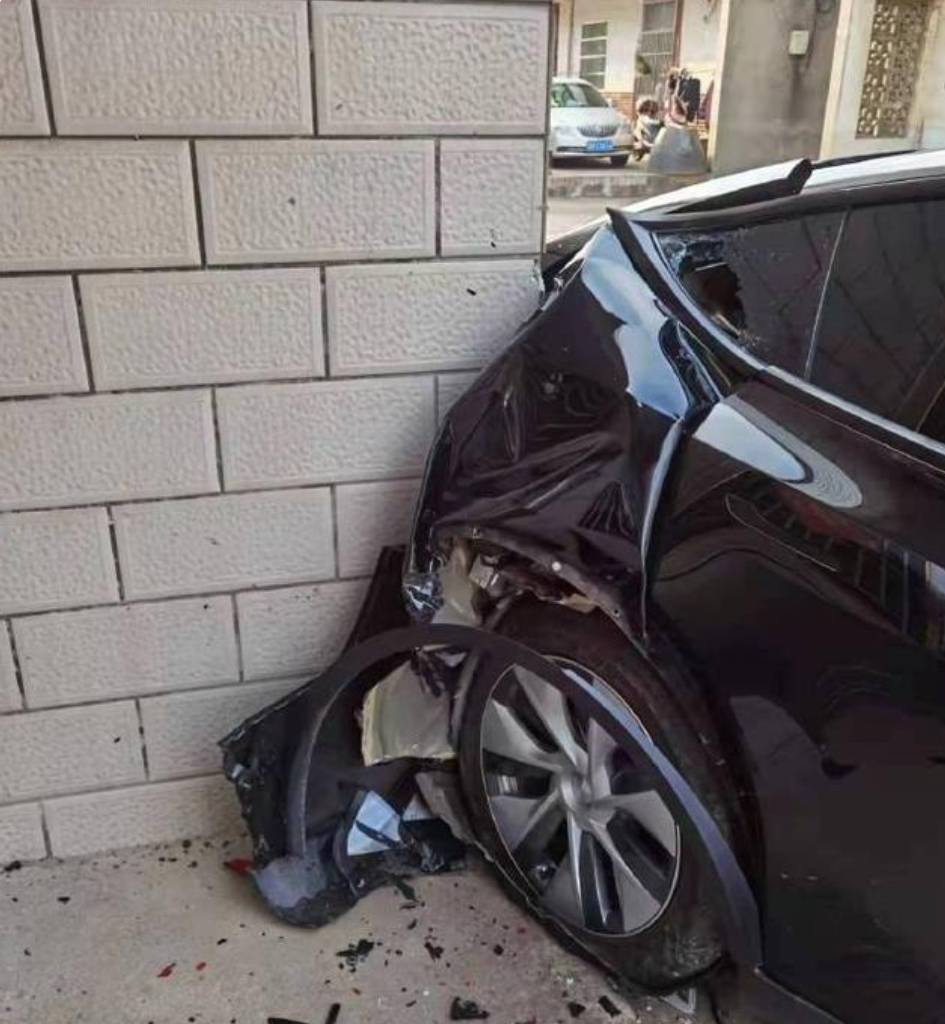 特斯拉倒车不慎撞墙,维修估价高达20万?