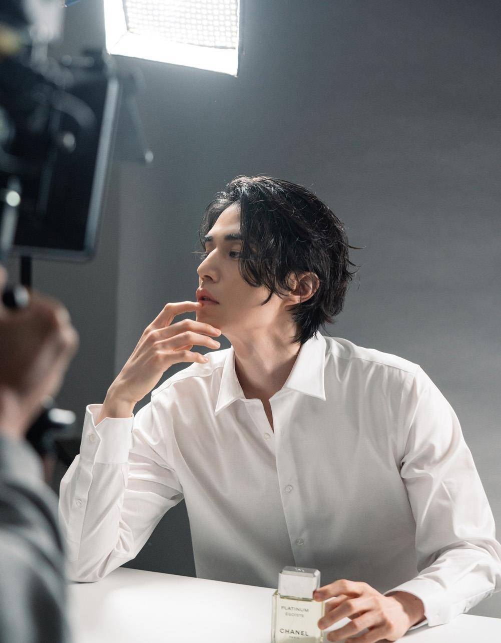 身材 38岁李栋旭和28岁肖战，同是白衣浴缸照造型，美男都喜欢玩禁欲？