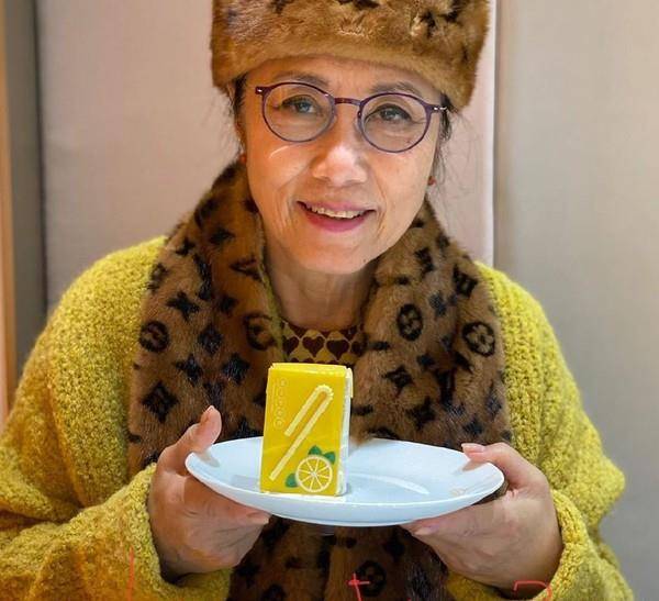 吊臂 胆子真大！72岁汪明荃独自驾奔驰撞上吊臂车，网友：幸好人没事