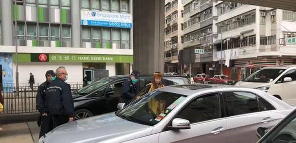 吊臂 胆子真大！72岁汪明荃独自驾奔驰撞上吊臂车，网友：幸好人没事