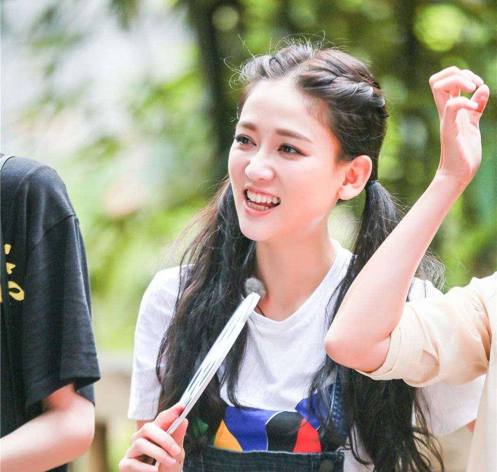 长发31岁杨颖学41岁陈乔恩扮嫩,挑战同款双马尾,这次是当了妈的赢了