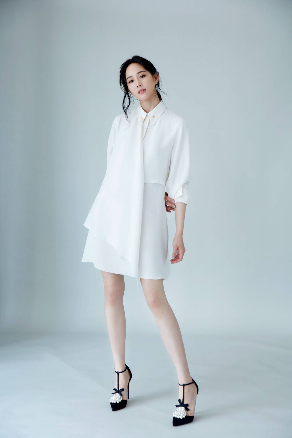 原创张钧甯宣传唐人街探案3穿印花拼接连衣裙大长腿吸睛十足