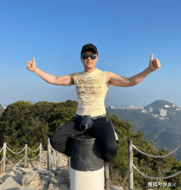 只见他的肌肉线条很是漂亮,可见吕良伟私下一定没少锻炼健身,很是自律