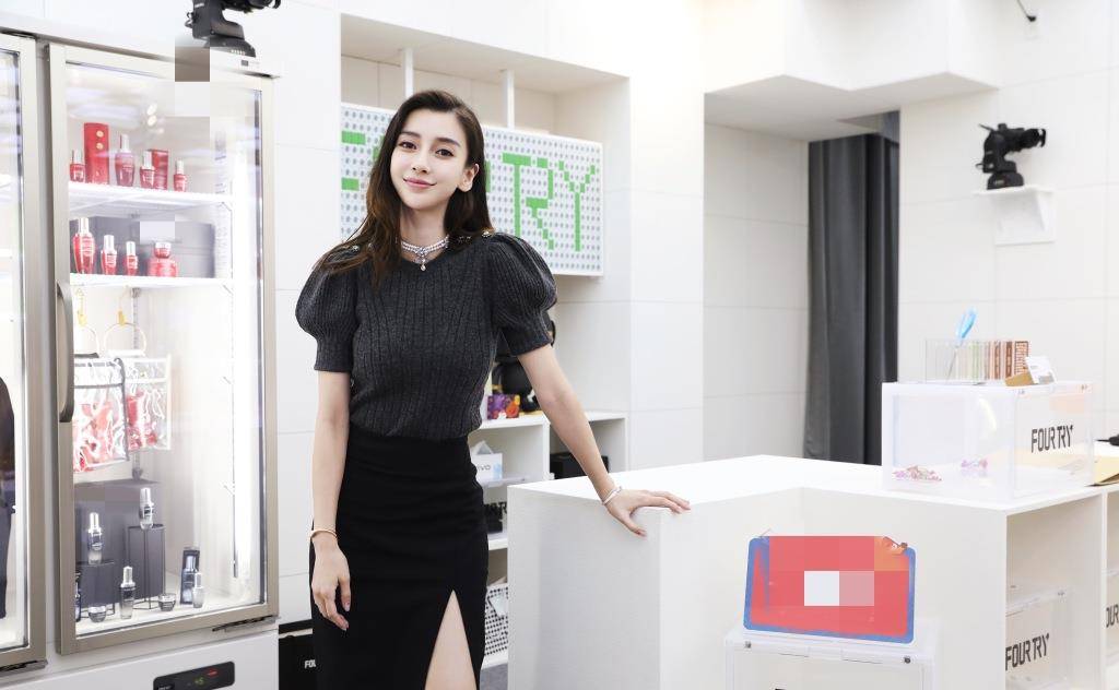 超短裙 生了一胎的30岁Angelababy，超短裙秀长腿没发福，双马尾超减龄