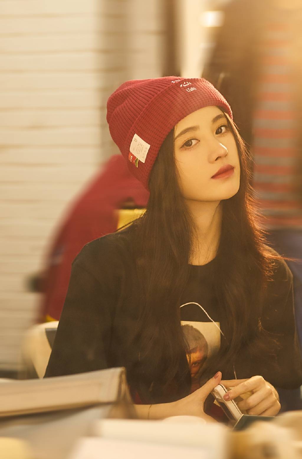 颜色 不愧是“四千年美女”,鞠婧祎黑T格纹裙出镜,小红帽衬显好肤色