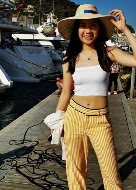 羊羔 甄子丹00后女儿徒有长腿没颜值！素颜和爸爸出行，16岁看着像36岁