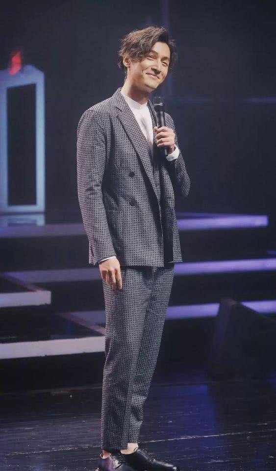 发型有颜任性!《攀登者》南京路演,胡歌长发再成焦点