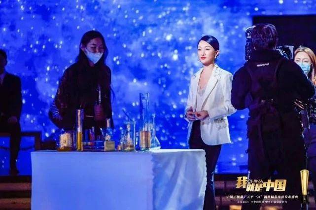 服装 47岁周迅穿搭朴素带男友见父母，脸比小13岁的男友还嫩