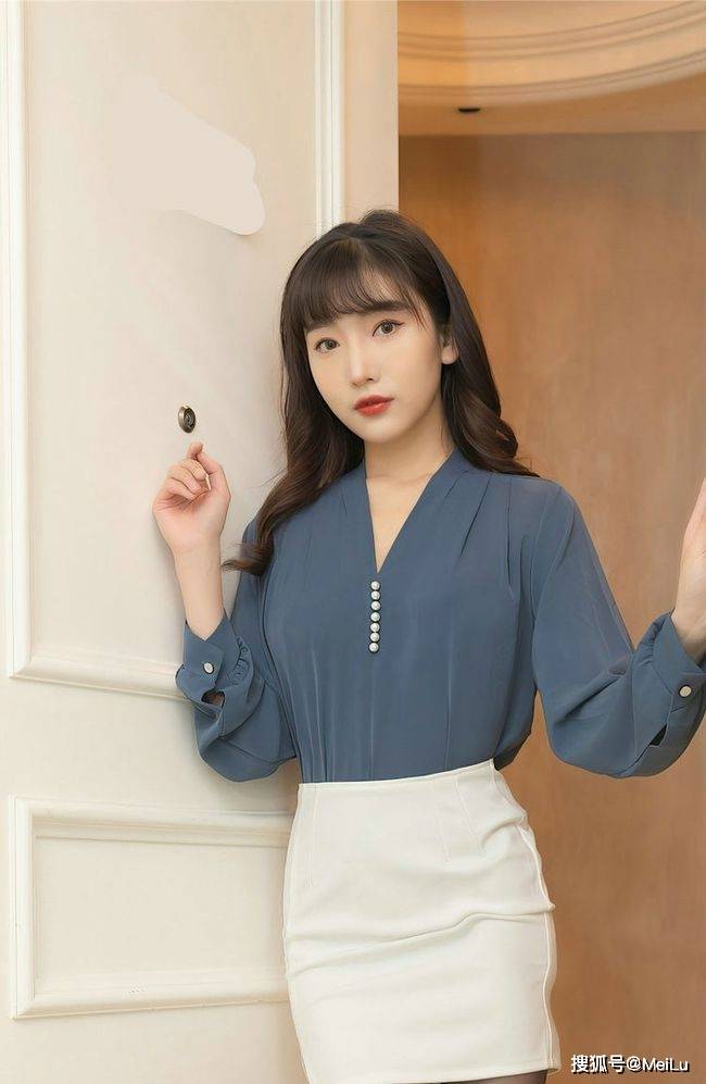 曲线 蓝灰色的衬衫搭包臀裙,将女性的优雅气质,尽情的展示出来