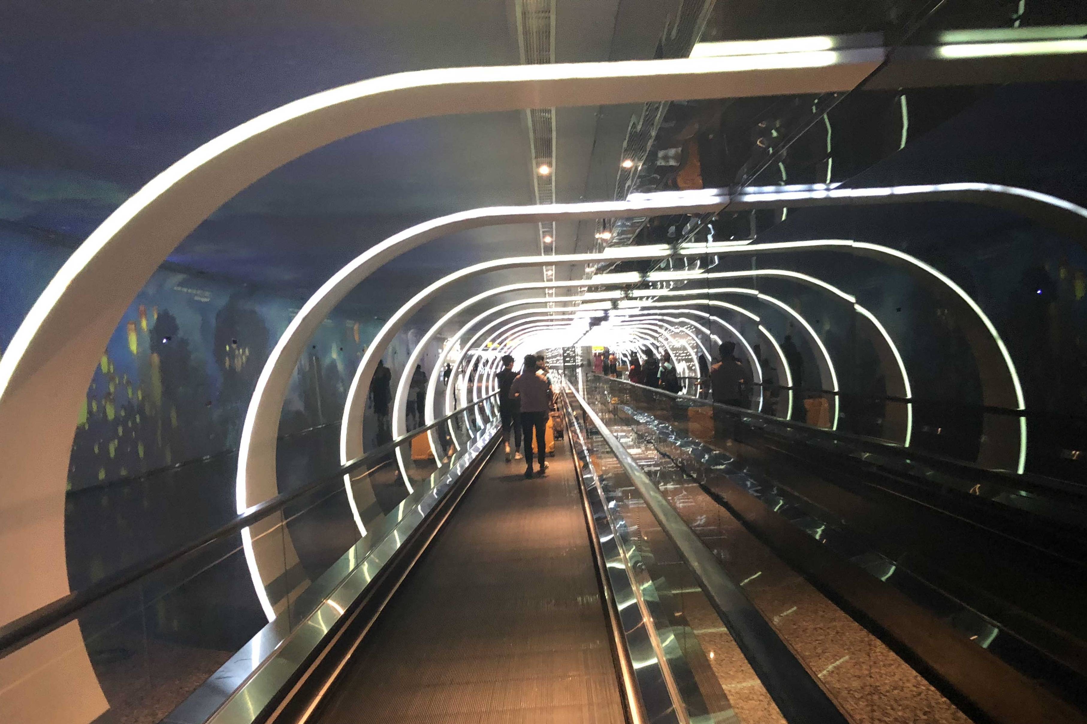 原创广州白云机场的隐藏打开方式走到地下去体验一次时空隧道之旅