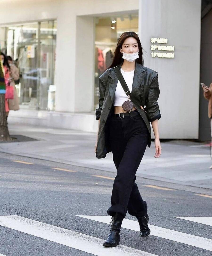 黑色 街拍镜头下的韩国女孩，没有美颜滤镜，用简约的黑色也能穿出时髦