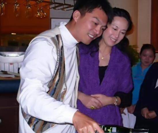 56岁百花影后吴玉芳,嫁"乒乓王子"育有2女,今一家四口超幸福_江嘉良